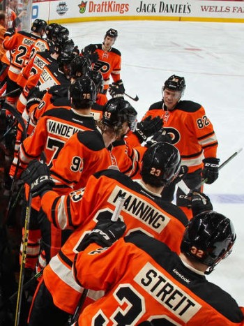 Un assist de Mark Streit dans la belle victoire des Flyers