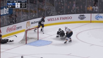 Un puck encombrant pour Jonathan Quick