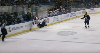Belle mise en échec d'Alexei Emelin sur Paul Stastny