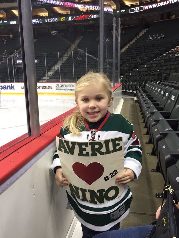 Une jeune fan rencontre son idole Nino Niederreiter