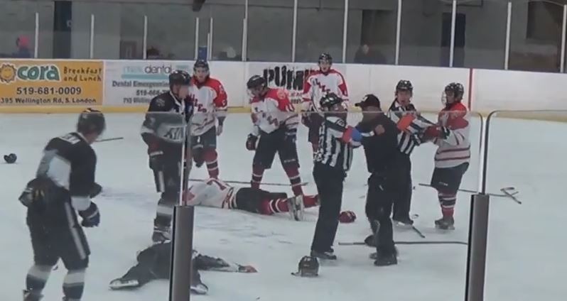 Un juge de ligne agressé par un coach en hockey junior