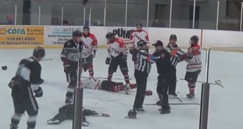 Un juge de ligne agressé par un coach en hockey junior