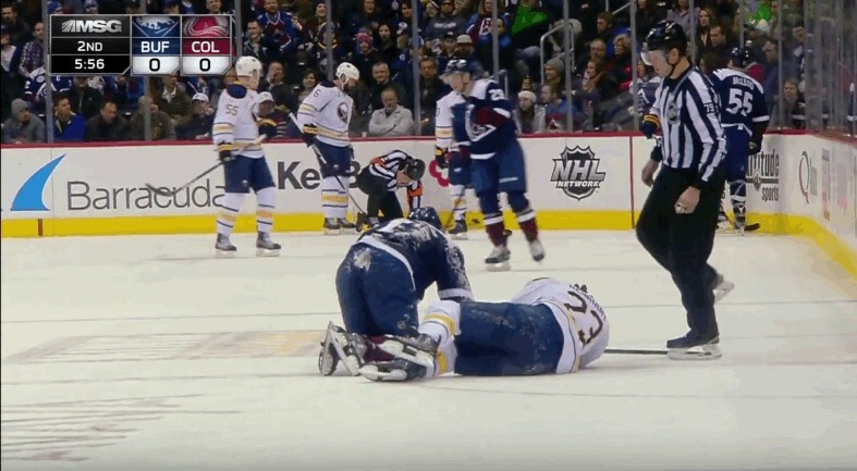 Un arbitre et deux joueurs blessés sur la même action