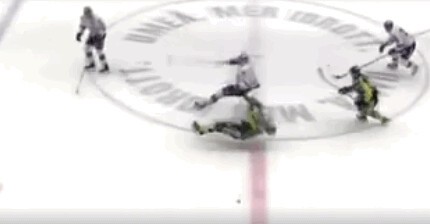 Suède : une grosse charge envoie un joueur à l'hôpital