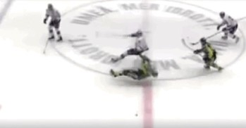 Suède : une grosse charge envoie un joueur à l'hôpital