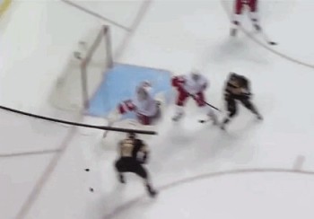 Milan Lucic confond une canne cassée avec le puck
