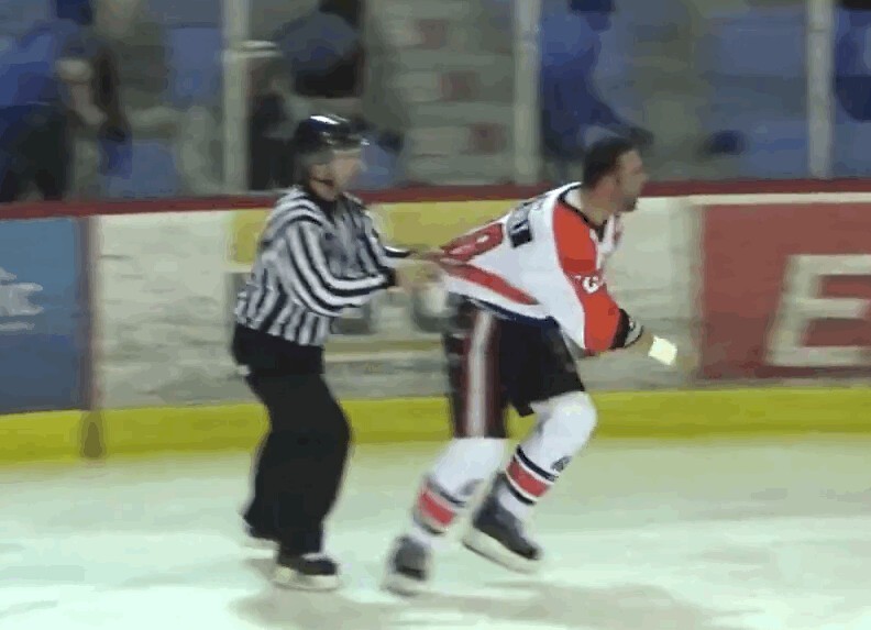 Un joueur plutôt excité en LNAH, ligue la plus violente d'Amérique du Nord