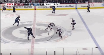 Au tour de Dustin Byfuglien de marquer du centre de la glace