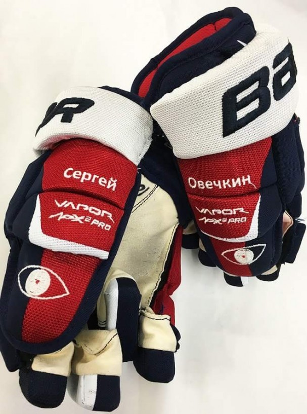 Alex Ovechkin offre ses gants au Hockey Hall Of Fame