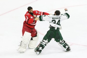 Un rare combat de gardiens en AHL