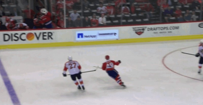 Braden Holtby fait des arrêts même depuis son banc