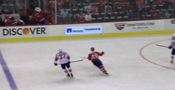 Braden Holtby fait des arrêts même depuis son banc