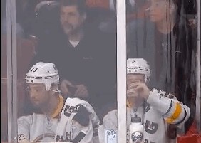 Des joueurs des Sabres se partagent une bière en plein match