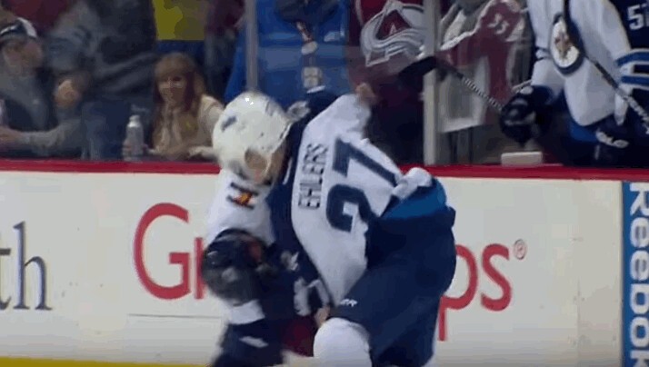 Vidéo du 1er combat de Nikolaj Ehlers en NHL