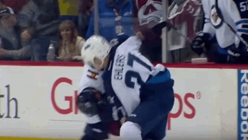 Vidéo du 1er combat de Nikolaj Ehlers en NHL
