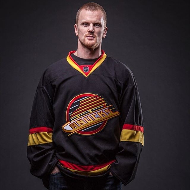 Daniel Sedin dans son magnifique maillot rétro