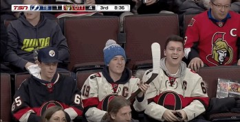 Steven Stamkos offre un souvenir impromptu à un fan des Sens