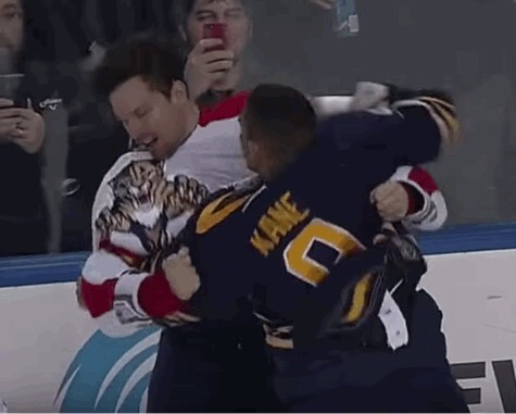 Evander Kane et Alex Petrovic se battent 3 fois dans le même match