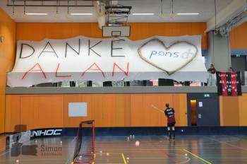 Bel hommage du club d'unihockey Ad Astra Sarnen à Alan Pons