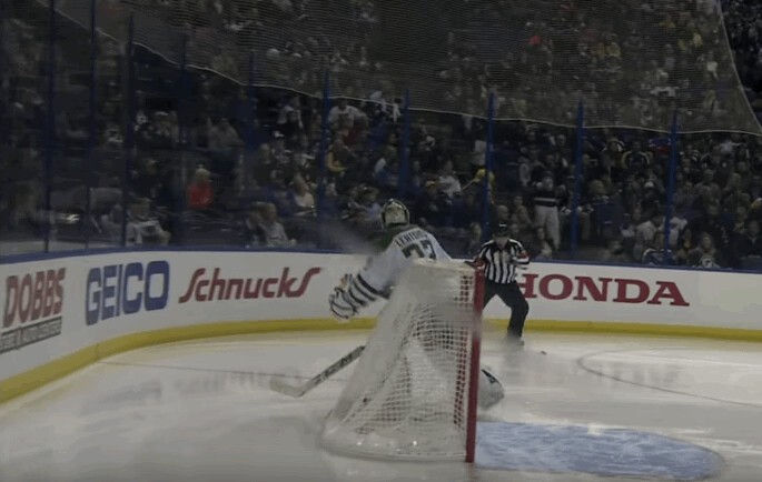 Un bel assist de l'arbitre sur le but de Jaden Schwartz