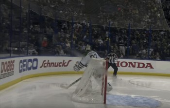 Un bel assist de l'arbitre sur le but de Jaden Schwartz