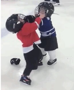 Un furieux combat entre joueurs des Red Wings et des Leafs