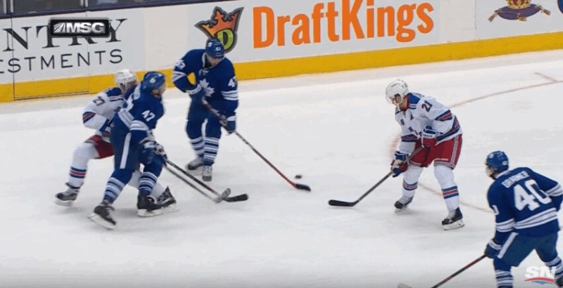 Un coup vicieux de Leo Komarov sur McDonagh