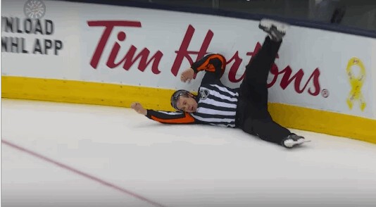 NHL : un arbitre voit les étoiles après un check involontaire