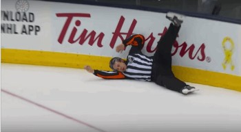 NHL : un arbitre voit les étoiles après un check involontaire