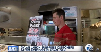 Dylan Larkin excelle également en vendeur de Donuts