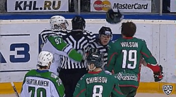 KHL : Maxim Goncharov rend son casque à Ryan Wilson de façon un peu cavalière