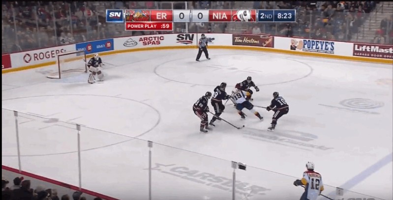 Dylan Strome se joue de 4 adversaires pour aller marquer