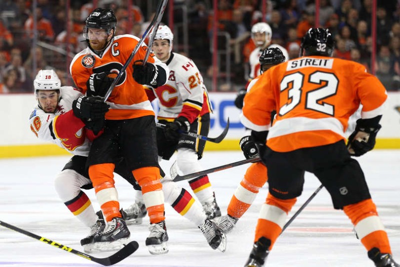 Mark Streit prend le meilleur sur Jonas Hiller