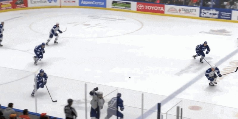 A voir : une sortie de zone en jonglant et un lobe de Tanner Richard