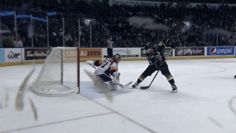 Joli geste de Mitch Marner