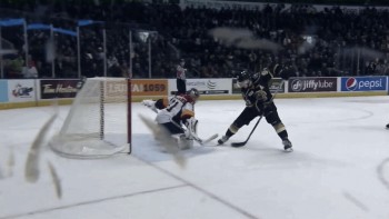 Joli geste de Mitch Marner