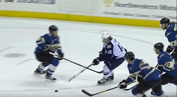 4 joueurs ne suffisent pas à stopper Kevin Fiala