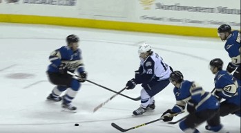 4 joueurs ne suffisent pas à stopper Kevin Fiala