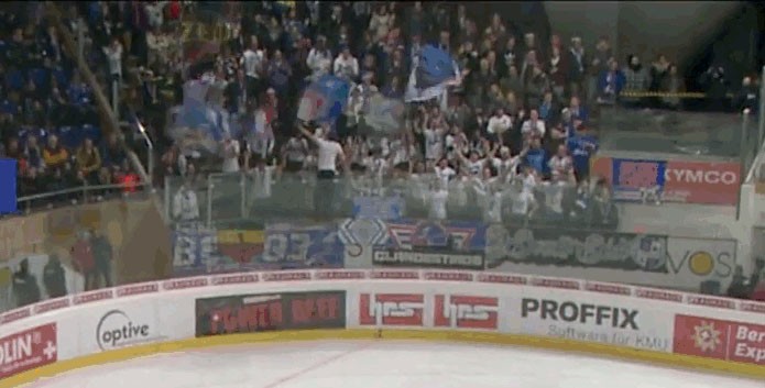 Les joueurs de Kloten aident leurs fans à rejoindre leur domicile