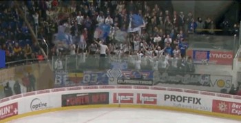 Les joueurs de Kloten aident leurs fans à rejoindre leur domicile