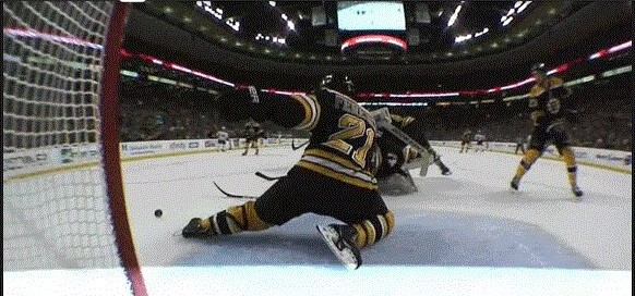 Joli tacle défensif d'Andrew Ference