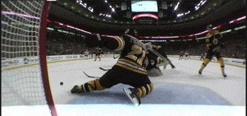 Joli tacle défensif d'Andrew Ference