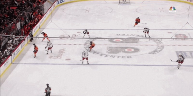 Un but du centre de la glace pour Radko Gudas