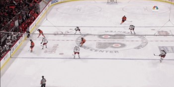 Un but du centre de la glace pour Radko Gudas
