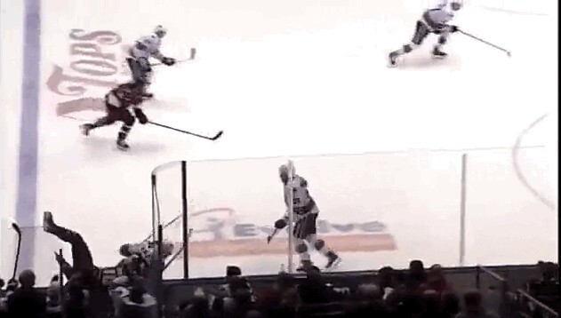 Patrick Kaleta envoie son adversaire sur le banc