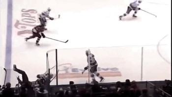 Patrick Kaleta envoie son adversaire sur le banc