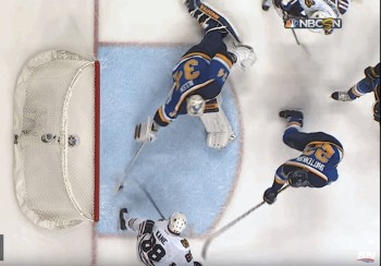 Superbe arrêt de Jake Allen sur Patrick Kane