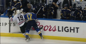 Une porte qui fait mal à Jonathan Toews