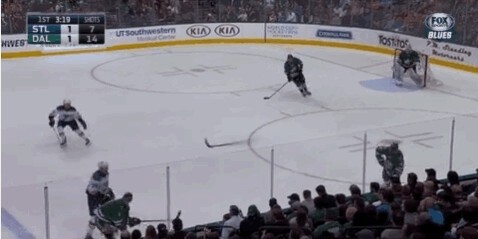 A voir : Antoine Roussel envoi la canne de Troy Brouwer dans le public