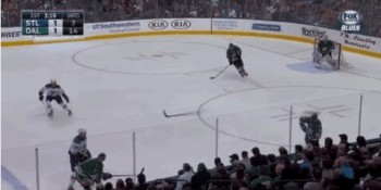 A voir : Antoine Roussel envoi la canne de Troy Brouwer dans le public